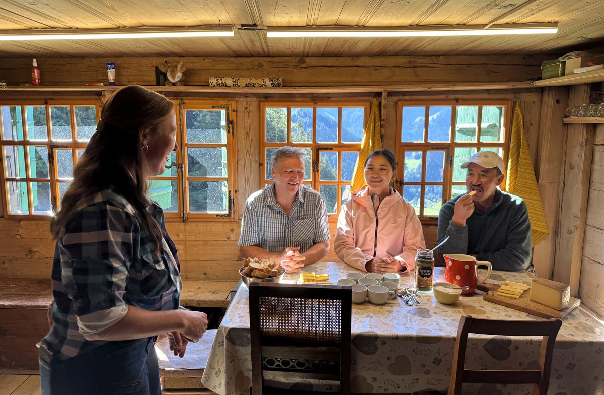 Jessica Yersin bewirtet Rudolf Lüthi von der Helvetas sowie Baatyrbek Akmatov und seine Tochter in der Stube der Alphütte. (rho)