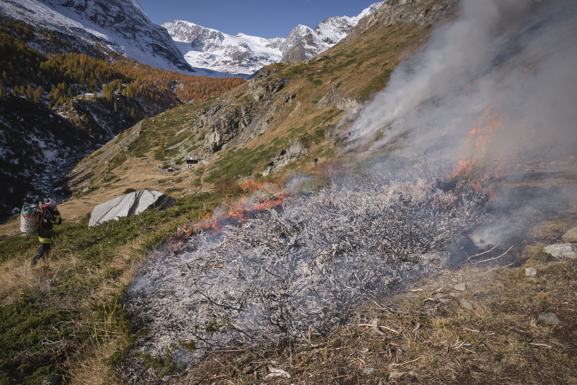 Brandwirtschaft Zermatt: Das Feuer zieht es mit dem Aufwind nach oben.